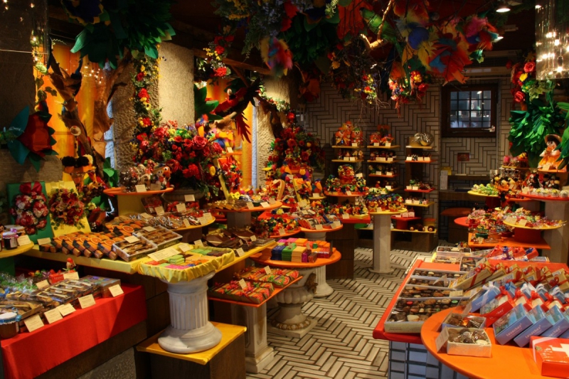 vitrine-LA GAUDE-min_candy_store_chocolate_shop_chocolate_switzerland-393515