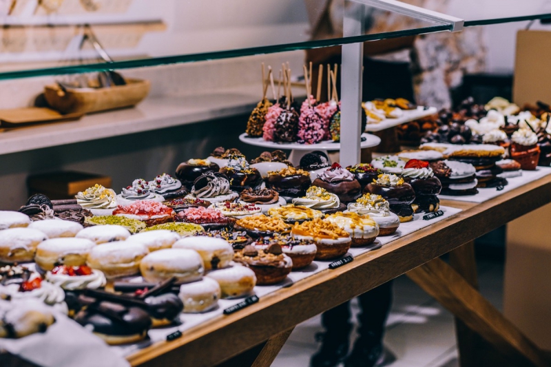 vitrine-LA GAUDE-min_shop_dessert_pastry_bakery_counter-184398